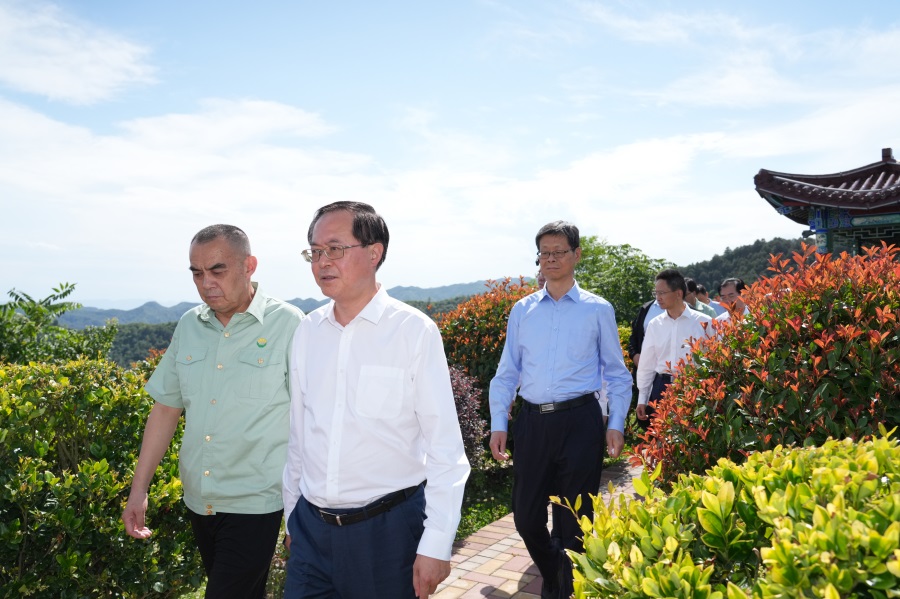 2024.06.23全國(guó)政協(xié)常委、人口資源環(huán)境委員會(huì)主任車俊蒞臨金徽股份視察.jpg