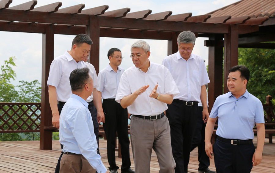 7-2021年7月，中共中央委員、時(shí)任甘肅省委書(shū)記尹弘蒞臨金徽股份調(diào)研指導(dǎo)防災(zāi)減災(zāi)和綠色礦山建設(shè)情況。.jpg