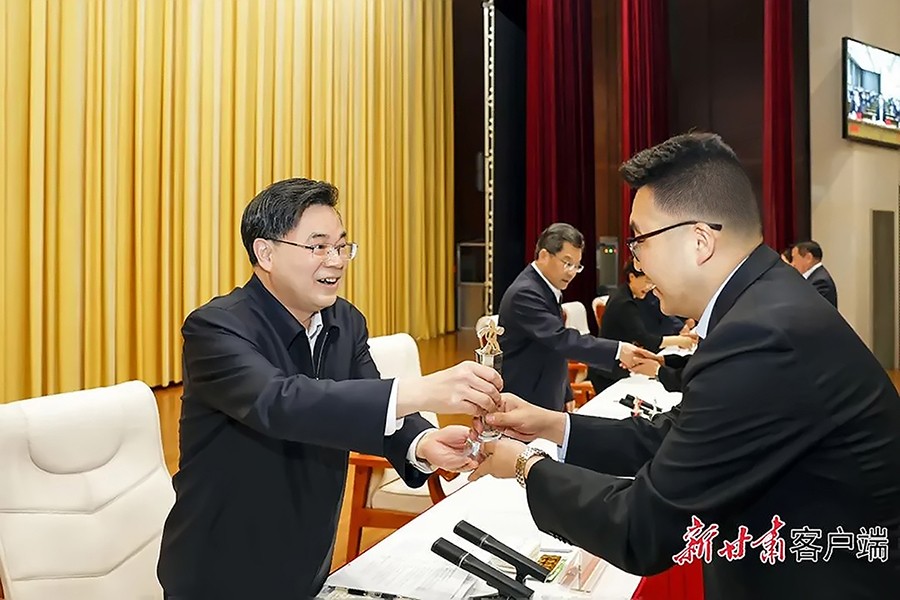 2-2023年5月，省委書(shū)記、省人大常委會(huì)主任胡昌升為金徽礦業(yè)旅游景區(qū)授“全省文化旅游發(fā)展突出貢獻(xiàn)集體獎(jiǎng)”。.jpg