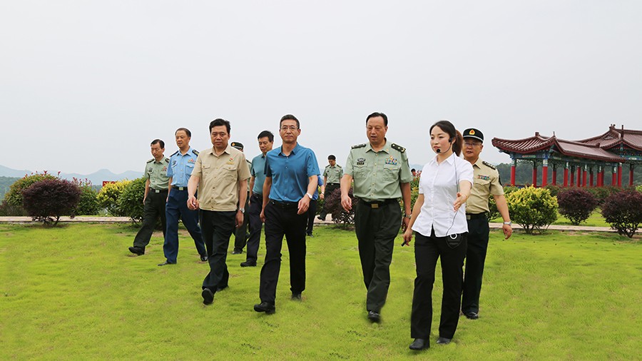 17-2020年7月，省委常委、省軍區(qū)司令員王文清蒞臨金徽股份調(diào)研企業(yè)編兵和綠色礦山建設(shè)工作是表示：金徽股份將民兵作為企業(yè)應(yīng)急救援力量的一員，充分發(fā)揮了民兵作用，立起了在企業(yè)編兵的標(biāo)桿。.jpg