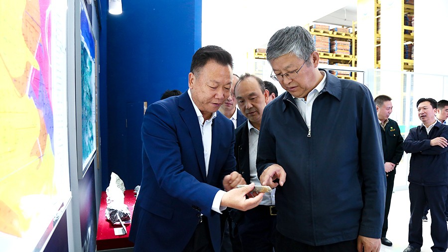33-2021年5月，隴南市委書(shū)記張珂兵蒞臨礦區(qū)調(diào)研尾礦庫(kù)治理及綠色礦山建設(shè)情況。.jpg