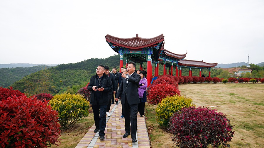 47-2020年4月，新華社甘肅分社社長(zhǎng)任衛(wèi)東蒞臨金徽股份調(diào)研金融服務(wù)實(shí)體經(jīng)濟(jì)及疫后企業(yè)復(fù)工情況。.jpg