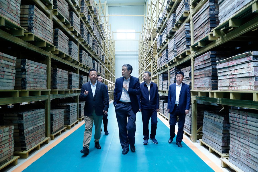 55-2019年4月，全國(guó)綠色礦山建設(shè)標(biāo)準(zhǔn)解讀與經(jīng)驗(yàn)交流研討會(huì)——綠色礦業(yè)發(fā)展萬(wàn)里行（隴南站）活動(dòng)在金徽股份舉辦。中國(guó)礦業(yè)聯(lián)合會(huì)黨委書(shū)記、會(huì)長(zhǎng)彭齊鳴出席主持會(huì)議，并就金徽股份的綠色礦山建設(shè)情況進(jìn)行調(diào)研。.jpg