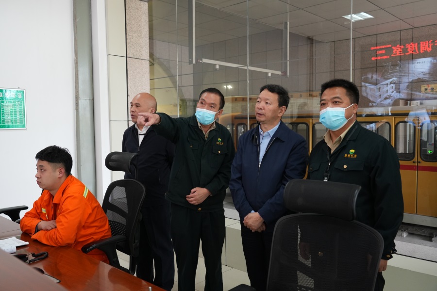 46.2022年5月，省工信廳副廳長(zhǎng)程學(xué)欽蒞臨金徽股份調(diào)研綠色礦山建設(shè)工作.jpg